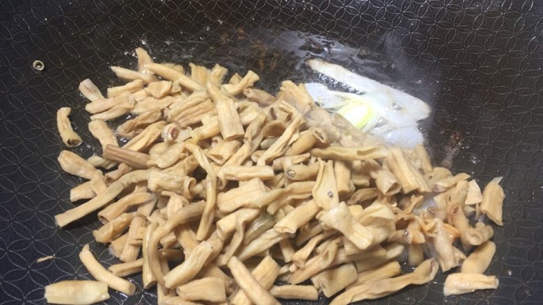 卜豆角小炒腊肉之年味,炸出葱味放入卜豆角,一起翻炒