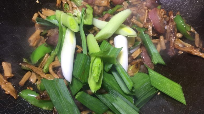 卜豆角小炒腊肉之年味,炒一分钟后,加入大蒜叶子