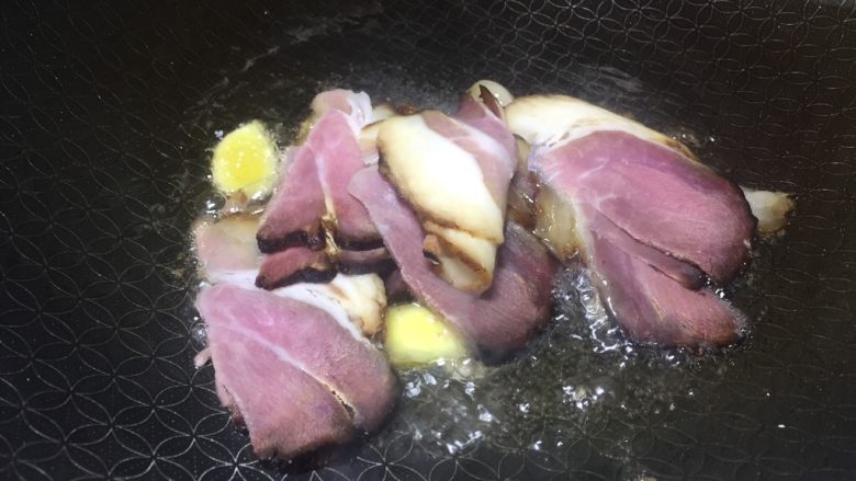 卜豆角小炒腊肉之年味,腊肉切片冷冻室拿出来直接切,不需要解冻,挺好切的,炒出油脂就要捞出来!