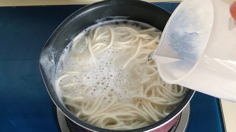 一碗面条+清汤寡水阳春面,加盖大火煮开后倒入清水再继续煮开,反复几次