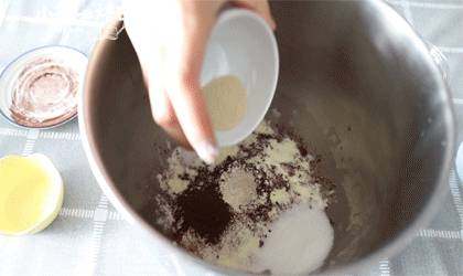 满足所有吃货味蕾的爆浆巧克力软欧，一起囤肉吧~,面团材料中<a style='color:red;display:inline-block;' href='/shicai/ 887'>黄油</a>以外的所有食材混合，揉成光滑的面团。（注意液体放最底部，粉类放最上面，盐和<a style='color:red;display:inline-block;' href='/shicai/ 10588'>糖</a>对角放入，酵母挖一个坑放入，因为盐会抑制酵母发酵）