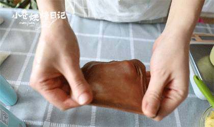 满足所有吃货味蕾的爆浆巧克力软欧，一起囤肉吧~,面团揉至光滑表面以后，加入黄油继续揉至扩展阶段。（切割一小块面团，轻轻用两个手指撑开出薄膜，薄膜破洞口成锯齿状）