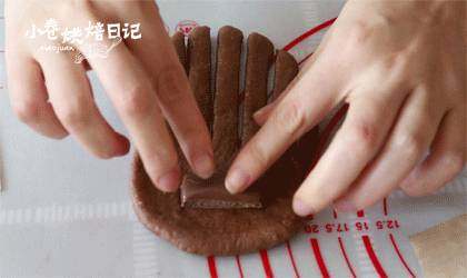 满足所有吃货味蕾的爆浆巧克力软欧，一起囤肉吧~,将小面团擀成长方形的薄面团，在下端用刀切成小条，然后在上端放上巧克力块。