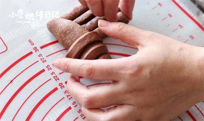 满足所有吃货味蕾的爆浆巧克力软欧，一起囤肉吧~,面团自上而下卷起，最末端要压在面团的底部，以免烤的时候裂开。