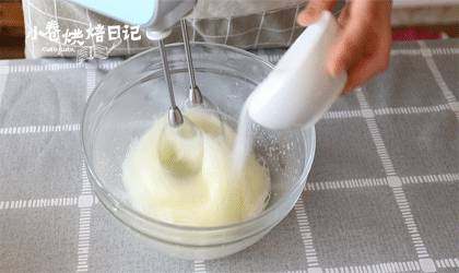 原来刷爆朋友圈的网红“豆乳盒子”做法这么简单,分分钟沦陷哦~,取出冷藏后的蛋清,分3次加入<a style='color:red;display:inline-block;' href='/shicai/ 869'><a style='color:red;display:inline-block;' href='/shicai/ 869'><a style='color:red;display:inline-block;' href='/shicai/ 869'>白砂糖</a></a></a>,打发至小弯勾。