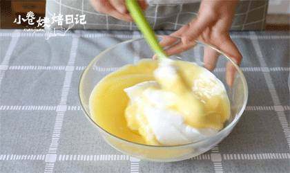 原来刷爆朋友圈的网红“豆乳盒子”做法这么简单,分分钟沦陷哦~,取1/3的蛋白霜倒入蛋黄面糊中,翻拌均匀。