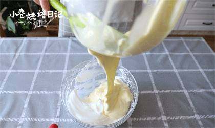 原来刷爆朋友圈的网红“豆乳盒子”做法这么简单,分分钟沦陷哦~,将混合面糊倒回另一部分蛋白霜中,翻拌均匀。