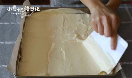 原来刷爆朋友圈的网红“豆乳盒子”做法这么简单,分分钟沦陷哦~,倒入烤盘,抹平,震盘,排气。入烤箱,160-170度,烤制20-25分钟。