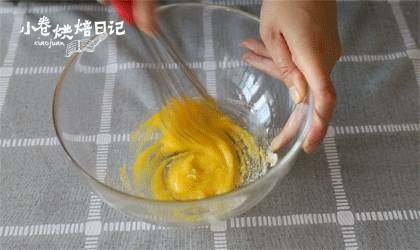 原来刷爆朋友圈的网红“豆乳盒子”做法这么简单,分分钟沦陷哦~,制作豆乳奶酪部分,蛋黄和糖搅拌均匀。