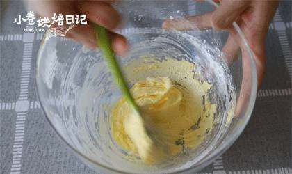 原来刷爆朋友圈的网红“豆乳盒子”做法这么简单,分分钟沦陷哦~,加入低筋面粉搅拌均匀。加入<a style='color:red;display:inline-block;' href='/shicai/ 512'>玉米淀粉</a>,搅拌均匀。