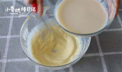 原来刷爆朋友圈的网红“豆乳盒子”做法这么简单,分分钟沦陷哦~,少量多次加入豆浆,搅拌均匀。进行过筛。