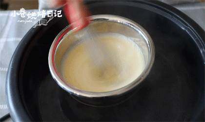 原来刷爆朋友圈的网红“豆乳盒子”做法这么简单,分分钟沦陷哦~,隔水用小火边加热边搅拌至浓稠。