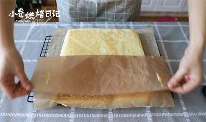 原来刷爆朋友圈的网红“豆乳盒子”做法这么简单,分分钟沦陷哦~,蛋糕体出炉,将其倒扣在铺油纸的晾架上,晾凉后撕掉背面油纸。