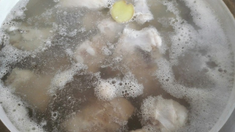 梅汁排骨,等排骨烧制沸腾出沫,撇去浮沫
