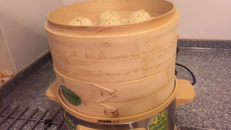 豆渣奶香馒头,在开火蒸,15分钟关火,等5分钟打开。
