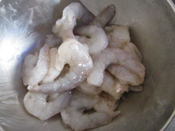 炒青虾仁,再加一点点食用油抓拌均匀,这样炒的时候虾仁不会相互粘连,也不易粘锅