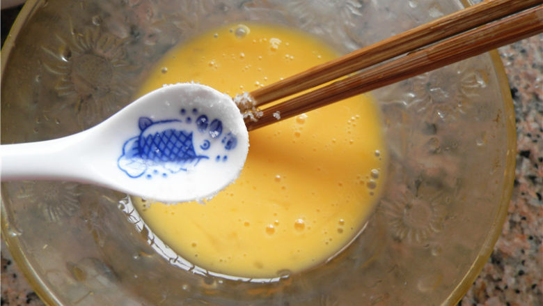 鸡蛋肉末青瓜卷,<a style='color:red;display:inline-block;' href='/shicai/ 9'>鸡蛋</a>打散,加点盐调味。