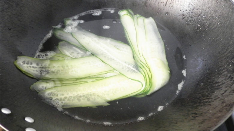 鸡蛋肉末青瓜卷,锅置电磁炉煮开水,放青瓜片焯半分钟。