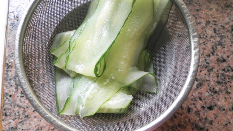 鸡蛋肉末青瓜卷,将青瓜片捞出,沥水。