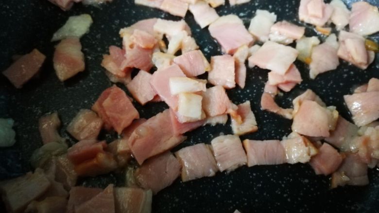 #感恩节食谱#培根蛋饼,不粘锅,小火先煎熟培根,这样就不用在放油了。