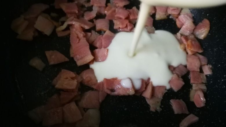 #感恩节食谱#培根蛋饼,培根煎熟了,倒入调好的面粉糊。