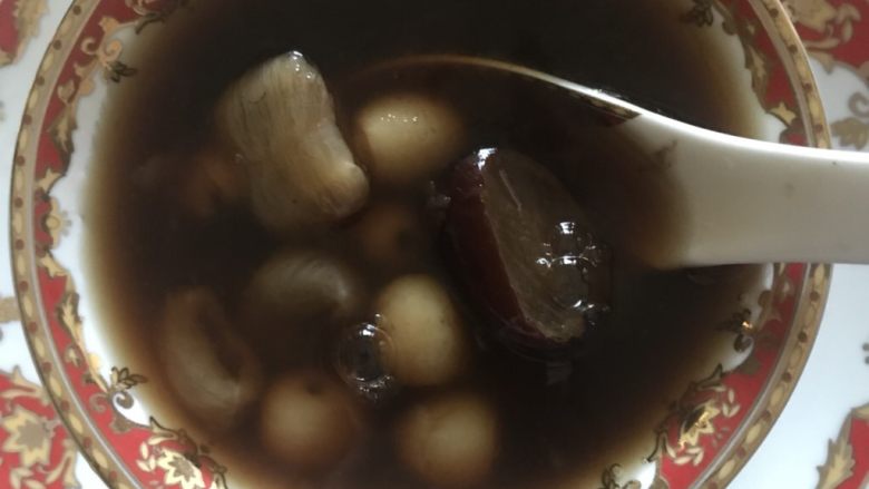 鱼胶莲子红枣汤,2小时后即可使用