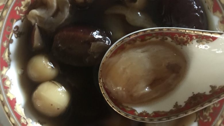 鱼胶莲子红枣汤