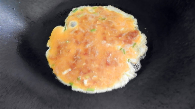 鸡蛋肉末青瓜卷,热锅放<a style='color:red;display:inline-block;' href='/shicai/ 849'>花生油</a>,放鸡蛋煎。