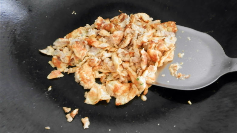 鸡蛋肉末青瓜卷,煎熟一面后,将鸡蛋翻面煎熟并炒散。