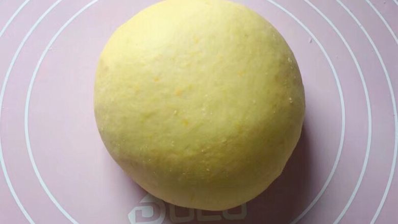最爱包子+彩色包包,再来和黄色面团:将面粉和酵母粉拌匀,加入适量<a style='color:red;display:inline-block;' href='/shicai/ 7594'>南瓜泥</a>(南瓜去皮洗净切成薄片,上锅隔水蒸熟后压成泥),和成软硬适中的面团,盖上保鲜膜放温暖处发酵至2倍大。