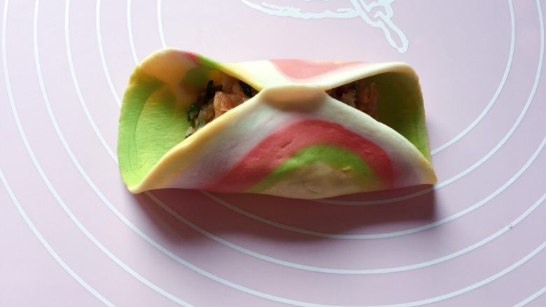 最爱包子+彩色包包,如图,将包子皮对折,把中心位置捏紧。