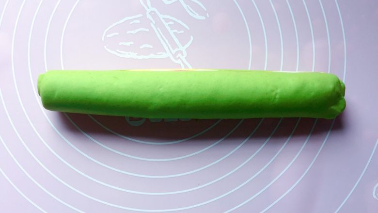 最爱包子+彩色包包,从一端开始卷起来,一定要卷紧了。