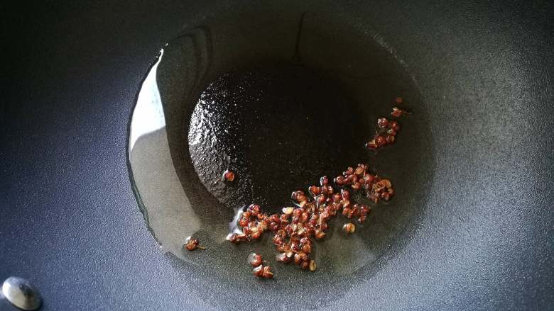 酸辣藕片,锅加热放油,<a style='color:red;display:inline-block;' href='/shicai/ 700'>花椒</a>煸香后捞掉。