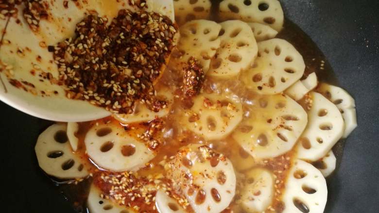 酸辣藕片,倒入前面的辣椒油,煮熟。