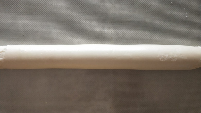 椒盐酥皮点心--省时大包酥,卷好后再揉一下让圆柱形均匀。如果两边有破的地方也没关系，按照正常的步骤来操作，其实即使破了包出来烤好也看不出来的。