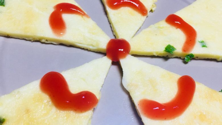 #感恩节食谱#妈妈的味道鸡蛋香葱煎饼,然后在上面涂抹上小孩子喜欢的<a style='color:red;display:inline-block;' href='/shicai/ 699'>番茄酱</a>!这样看起来也特别的舒服