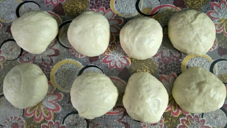最爱面包+红豆排包,取出面团排气,均分成八份,滚圆松弛15分钟