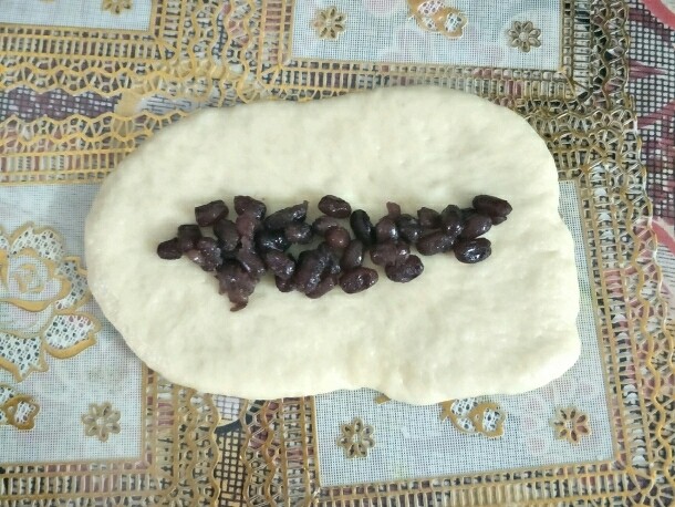 最爱面包+红豆排包,铺上<a style='color:red;display:inline-block;' href='/shicai/ 8019'>蜜红豆</a>横着卷起,捏紧收口