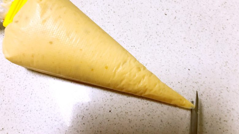 奶香红薯网格饼,把面糊装入花表袋中,在前边剪一个小口