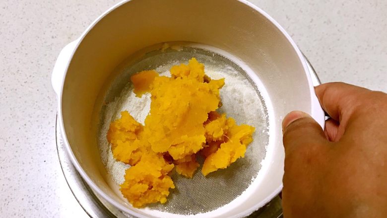 奶香红薯网格饼,红薯泥过筛,调匀