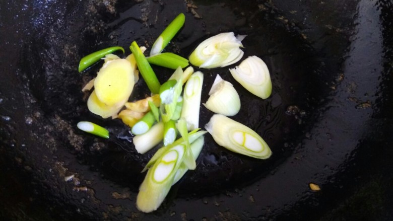 土豆香菇焖鸡腿肉,锅中放入少量油,爆香葱姜