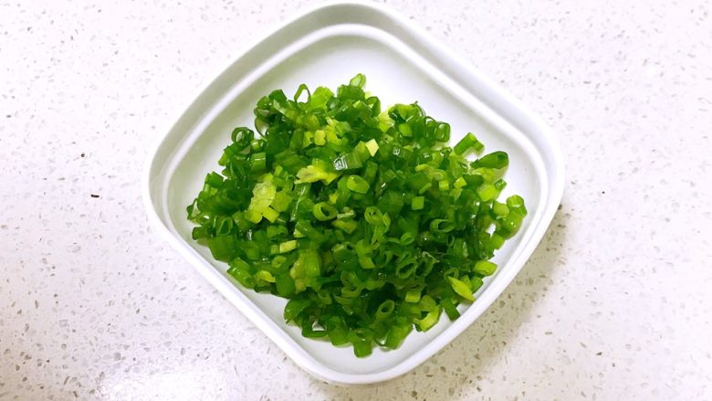 宝宝辅食 香葱小海米,把香葱叶切成末
