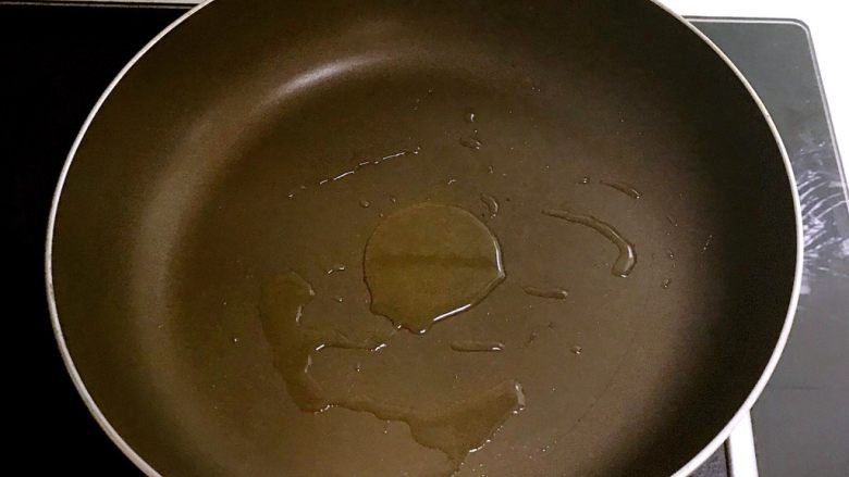 宝宝辅食 香葱小海米,锅里加少许色拉油
