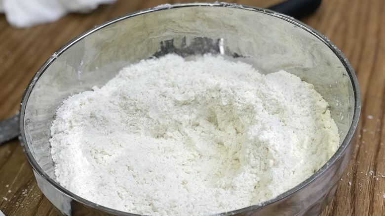 英式下午茶:司康饼干,在粉和黄油的混合沙状物中挖一个洞