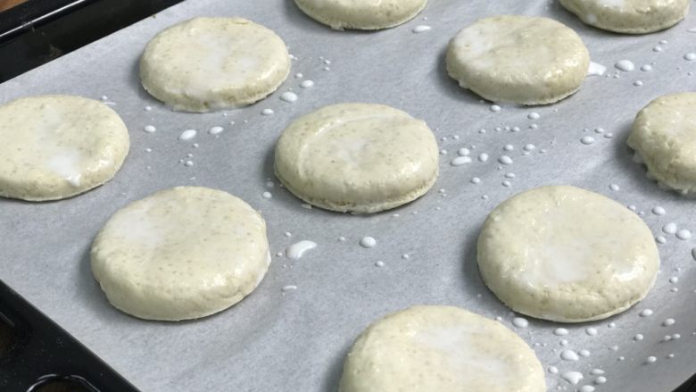 英式下午茶:司康饼干,用鸡蛋+2汤匙牛奶、或纯牛奶刷一下
