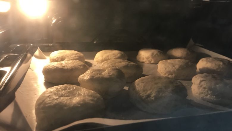 英式下午茶:司康饼干,200度烤12-15分钟,烤纸到表面颜色变棕黄色