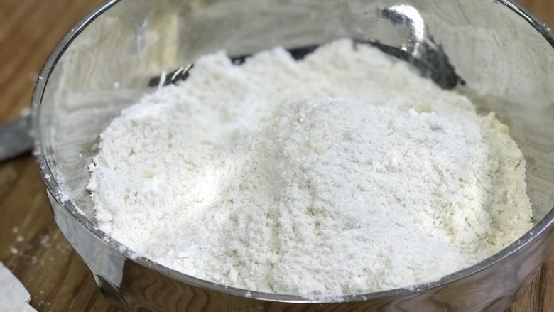 英式下午茶:司康饼干,粉和黄油的混合沙状物有点像面包屑