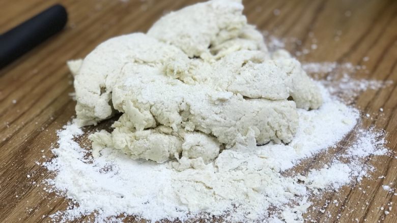 英式下午茶:司康饼干,在桌子上放点面粉然后把面团直接倒上去