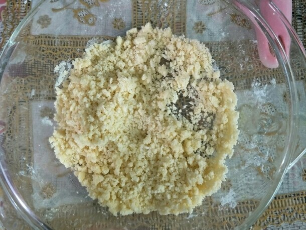 最爱面包+红豆排包,酥粒做法:黄油切小块,有点软的时候加入<a style='color:red;display:inline-block;' href='/shicai/ 3729'><a style='color:red;display:inline-block;' href='/shicai/ 3729'><a style='color:red;display:inline-block;' href='/shicai/ 3729'>白糖</a></a></a>、低粉,用手搓成颗粒状,用不完可以放冰箱冷冻保存