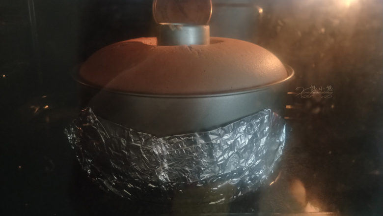 可可软嫩蛋糕,烤约60分钟。最后烤盘里的水变少,烤箱温度会升到160℃,不用降温,温度高一点可以给蛋糕上色。